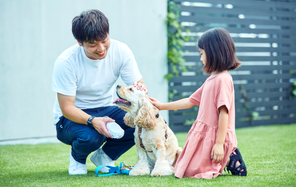 親子と犬の画像